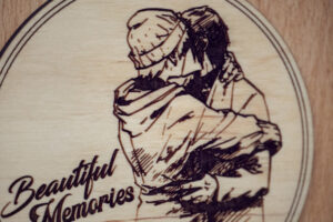 Album foto A5 din lemn, VintageBox, model Imbratisare – Beautiful Memories