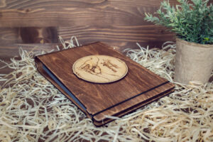 Album foto A5 din lemn, VintageBox, model Ia-ma de mana – Beautiful Memories