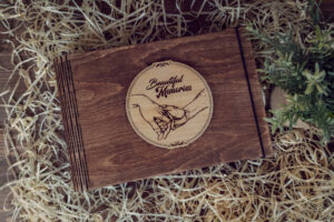 Album foto A5 din lemn, VintageBox, model Ia-ma de mana – Beautiful Memories