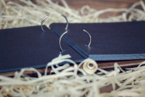 Album foto A5 din lemn, VintageBox, model Lebede – Beautiful Memories