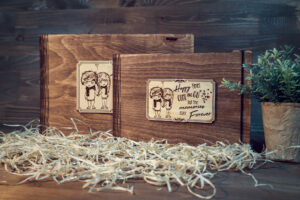 Set Album Foto A5 + Cutie lemn, VintageBox, model Tinandu-ne de mana – Happy Time