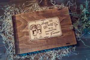 Set Album Foto A5 + Cutie lemn, VintageBox, model Tinandu-ne de mana – Happy Time