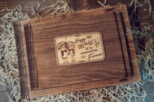 Set Album Foto A5 + Cutie lemn, VintageBox, model Tinandu-ne de mana – Happy Time