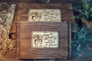 Set Album Foto A5 + Cutie lemn, VintageBox, model Tinandu-ne de mana – Happy Time