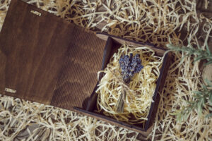 Cutie din lemn mica, VintageBox - model Tinandu-ne de mana – Happy Time