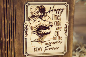 Cutie din lemn mica, VintageBox - model Imbratisare – Happy Time