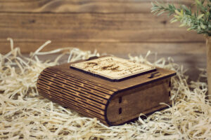 Cutie din lemn mica, VintageBox - model Imbratisare – Happy Time