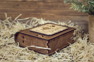 Cutie din lemn mica, VintageBox - model Imbratisare – Happy Time