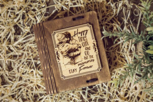 Cutie din lemn mica, VintageBox - model Imbratisare – Happy Time