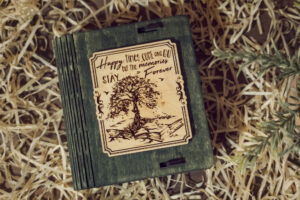 Cutie din lemn mica, VintageBox, model Copacul din carte – Happy Time