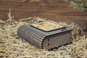 Cutie din lemn mica, VintageBox, model Ursuletul de pe luna (baietel) – Happy Time