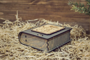 Cutie din lemn mica, VintageBox, model Ursuletul de pe luna (baietel) – Happy Time