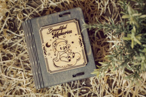 Cutie din lemn mica, VintageBox, model Ursuletul de pe luna (baietel) – Happy Time