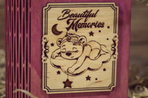 Cutie din lemn mica, VintageBox, model Ursuletul de pe luna (fetita) – Happy Time