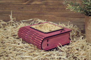 Cutie din lemn mica, VintageBox, model Ursuletul de pe luna (fetita) – Happy Time