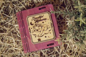 Cutie din lemn mica, VintageBox, model Ursuletul de pe luna (fetita) – Happy Time