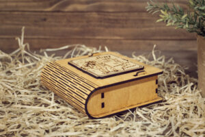 Cutie din lemn mica, VintageBox, model Doi sub umbrela – Happy Time