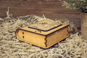 Cutie din lemn mica, VintageBox, model Doi sub umbrela – Happy Time