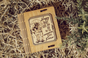 Cutie din lemn mica, VintageBox, model Doi sub umbrela – Happy Time