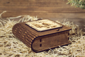 Cutie din lemn mica, VintageBox, model Aleea din padure – Happy Time