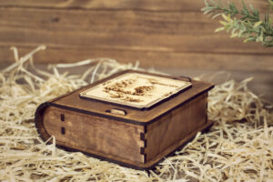 Cutie din lemn mica, VintageBox, model Aleea din padure – Happy Time