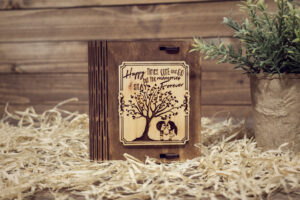 Cutie din lemn mica, VintageBox, model Copii sub copacul dragostei - Happy Time