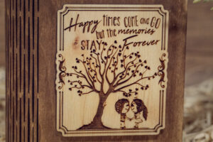 Cutie din lemn mica, VintageBox, model Copii sub copacul dragostei - Happy Time