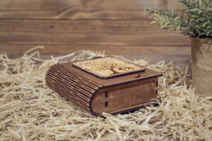 Cutie din lemn mica, VintageBox, model Copii sub copacul dragostei - Happy Time