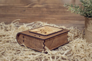 Cutie din lemn mica, VintageBox, model Copii sub copacul dragostei - Happy Time