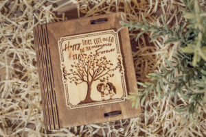 Cutie din lemn mica, VintageBox, model Copii sub copacul dragostei - Happy Time