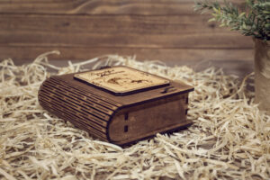 Cutie din lemn mica, VintageBox, model Ursuletul de pe luna (baietel)