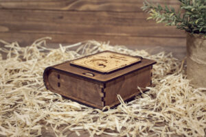 Cutie din lemn mica, VintageBox, model Ursuletul de pe luna (baietel)