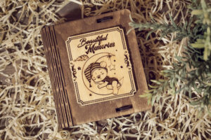 Cutie din lemn mica, VintageBox, model Ursuletul de pe luna (baietel)