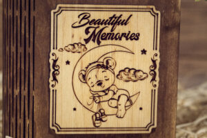 Cutie din lemn mica, VintageBox, model Ursuletul de pe luna (fetita)