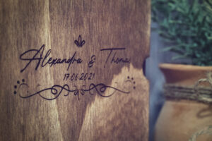 Cutie din lemn cu sertar VintageBox pentru stick USB si loc fotografii model 3 Wedding Name