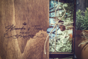 Cutie din lemn cu sertar VintageBox pentru stick USB si loc fotografii model 3 Wedding Name