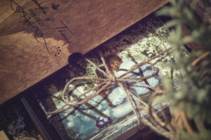 Cutie din lemn cu sertar VintageBox pentru stick USB si loc fotografii model 3 Wedding Name