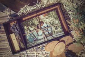 Cutie din lemn cu sertar VintageBox pentru stick USB si loc fotografii model 3 Wedding Name