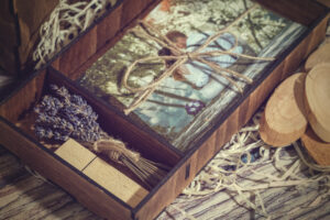 Cutie din lemn cu sertar VintageBox pentru stick USB si loc fotografii model 3 Wedding Name