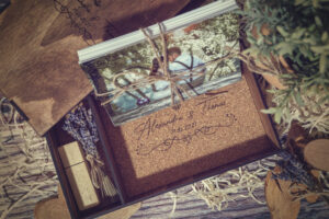 Cutie din lemn cu sertar VintageBox pentru stick USB si loc fotografii model 3 Wedding Name