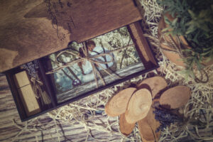 Cutie din lemn cu sertar VintageBox pentru stick USB si loc fotografii model 3 Wedding Name