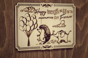 Album foto A5 din lemn, VintageBox, "Prietenii veseli - Happy Time"