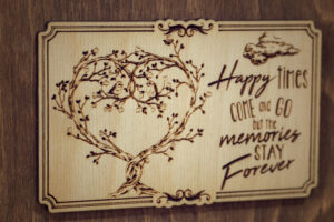 Album foto A5 din lemn, VintageBox, "Randunici in copac - Happy Time"