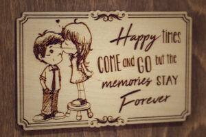 Album foto A5 din lemn, VintageBox, "Totul pentru un sarut - Happy Time"