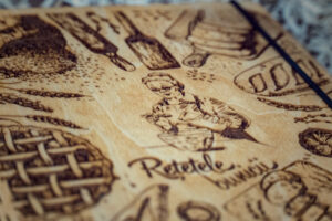 Agenda A5 din lemn, VintageBox, model Retele bunicii