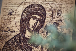 Icoana Maica Domnului cu pruncul, VintageBox, realizata prin gravare pe lemn