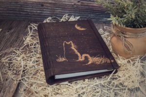 Agendă A5 din lemn, VintageBox, model Singur in Noapte- Colectia White on Black