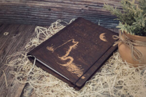 Agendă A5 din lemn, VintageBox, model Singur in Noapte- Colectia White on Black