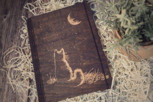 Agendă A5 din lemn, VintageBox, model Singur in Noapte- Colectia White on Black