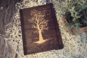 Agendă A5 din lemn, VintageBox, model Zbor in Noapte- Colectia White on Black